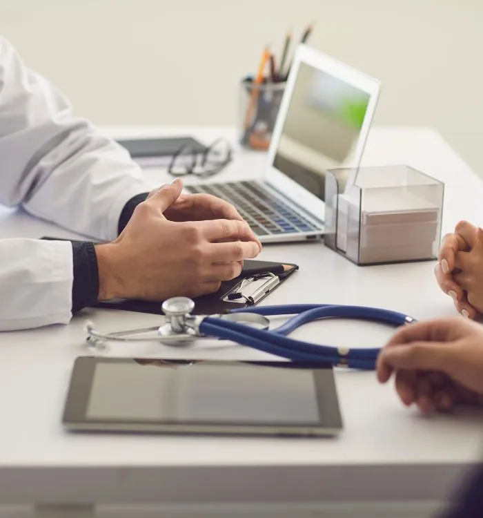 Maniba_RCM_About_Page_Doctor_Desk_With_Equipements
